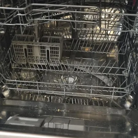 Apartament Huge Next To Train Station Close To The Center Bratysława