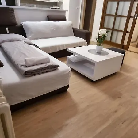 Huge Next To Train Station Close To The Center 아파트