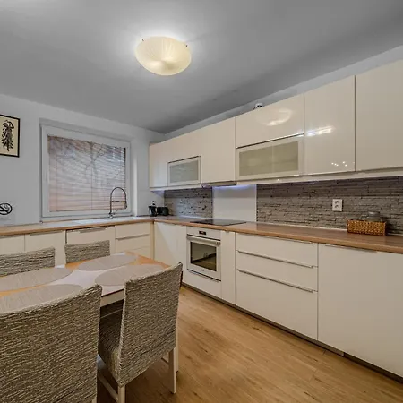 Huge Next To Train Station Close To The Center Apartment